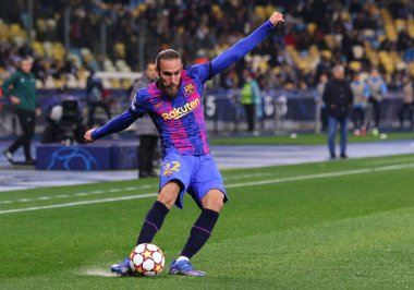 KYIV, UKRAINE - NOVEMBER 2, 2021: Kyiv 'deki NSC Olimpiyskyi stadyumunda oynanan UEFA Şampiyonlar Ligi maçında Barcelona' dan Oscar Mingueza. Barcelona 1-0 kazandı.