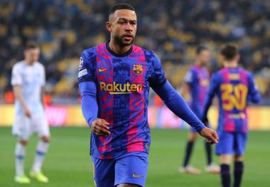 KYIV, UKRAINE - NOVEMBER 2, 2021: Kyiv 'deki NSC Olimpiyskyi Stadyumu' nda oynanan UEFA Şampiyonlar Ligi maçında Memphis Depay ile oynanan karşılaşma. Barcelona 1-0 kazandı.