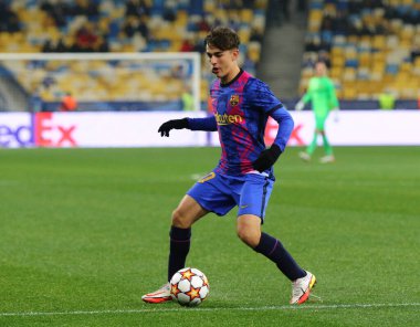 KYIV, UKRAINE - NOVEMBER 2, 2021: Kyiv 'deki NSC Olimpiyskyi stadyumunda oynanan UEFA Şampiyonlar Ligi maçında Barselona' lı Gavi saldırıları. Barcelona 1-0 kazandı.