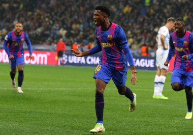 KYIV, UKRAINE - NOVEMBER 2, 2021: Barcelona 'lı Ansu Fati, Olimpiyskyi Stadyumu' nda oynanan UEFA Şampiyonlar Ligi maçında Dinamo Kyiv karşısında gol attıktan sonra kutluyor. Barcelona 1-0 kazandı.