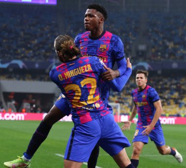 KYIV, UKRAINE - NOVEMBER 2, 2021: Barcelona 'dan Ansu Fati ve Oscar Mingueza, Fati' nin Dinamo Kyiv 'e karşı oynadığı UEFA Şampiyonlar Ligi maçında gol atmasını kutluyorlar. Barcelona 1-0 kazandı.