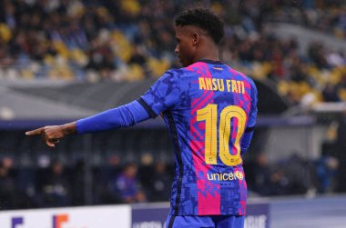 KYIV, UKRAINE - NOVEMBER 2, 2021: Barcelona 'lı Ansu Fati, Olimpiyskyi Stadyumu' nda oynanan UEFA Şampiyonlar Ligi maçında Dinamo Kyiv karşısında gol attıktan sonra kutluyor. Barcelona 1-0 kazandı.