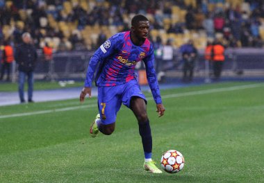 KYIV, UKRAINE - NOVEMBER 2, 2021: Kyiv 'deki NSC Olimpiyskyi stadyumunda oynanan UEFA Şampiyonlar Ligi maçında Barselona' dan Ousmane Dembele saldırıları. Barcelona 1-0 kazandı.