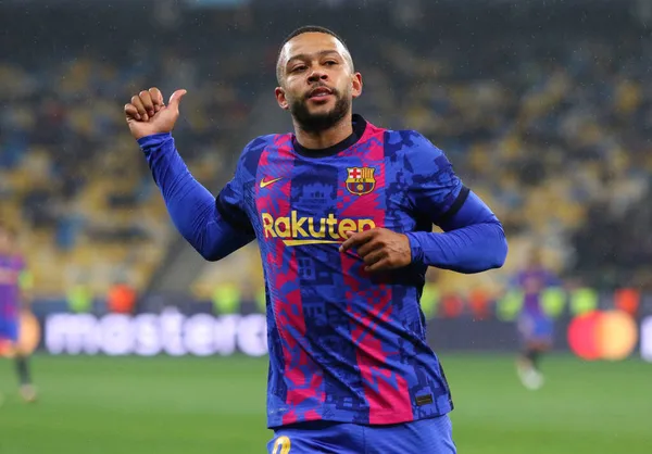 KYIV, UKRAINE - NOVEMBER 2, 2021: Kyiv 'deki NSC Olimpiyskyi Stadyumu' nda oynanan UEFA Şampiyonlar Ligi maçında Memphis Depay ile oynanan karşılaşma. Barcelona 1-0 kazandı.