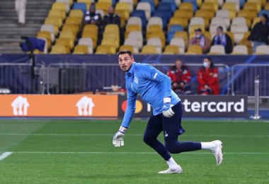 KYIV, UKRAINE - NOVEMBER 2, 2021: Dinamo Kyiv 'in kalecisi Georgiy Bushchan NSC Olimpiyskyi Stadyumu' nda Barcelona 'ya karşı oynanan UEFA Şampiyonlar Ligi karşılaşması öncesinde antrenman sırasında görev başında