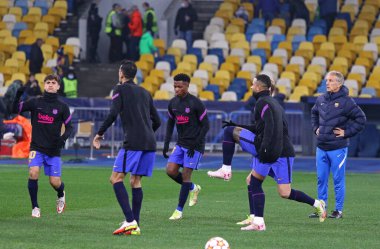 KYIV, UKRAINE - NOVEMBER 2, 2021: UEFA Şampiyonlar Ligi karşılaşması öncesinde NSC Olimpiyskyi Stadyumu 'nda Dinamo Kyiv' e karşı antrenman yapan Barselona oyuncuları