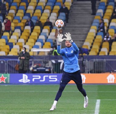 KYIV, UKRAINE - NOVEMBER 2, 2021: Dinamo Kyiv 'in kalecisi Georgiy Bushchan NSC Olimpiyskyi Stadyumu' nda Barcelona 'ya karşı oynanan UEFA Şampiyonlar Ligi karşılaşması öncesinde antrenman sırasında görev başında