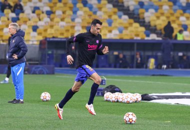 KYIV, UKRAINE - NOVEMBER 2, 2021: NSC Olimpiyskyi stadyumunda Dinamo Kyiv 'e karşı oynanan UEFA Şampiyonlar Ligi antrenmanı öncesinde Barselona' dan Sergio Busquets