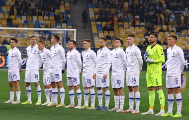 KYIV, UKRAINE - NOVEMBER 2, 2021: Dinamo Kyiv oyuncuları UEFA Şampiyonlar Ligi maçından önce UEFA Şampiyonlar Ligi marşını Ukrayna 'nın Kyiv kentindeki NSC Olimpiyskyi stadyumunda Barcelona' ya karşı dinliyorlar.