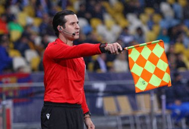 KYIV, UKRAINE - NOVEMBER 2, 2021: Kyiv Olimpiyskyi 'deki NSC Olimpiyskyi stadyumunda oynanan UEFA Şampiyonlar Ligi maçı sırasında hakem yardımcısı Mircea Mihail Grigoriu (ROU) görev başında