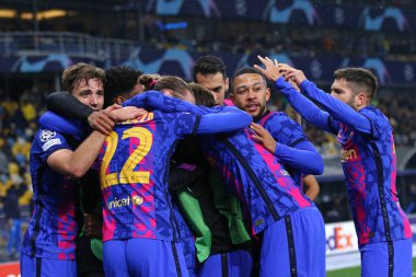 KYIV, UKRAINE - NOVEMBER 2, 2021: Barcelona oyuncuları Kyiv 'deki NSC Olimpiyskyi stadyumunda Dinamo Kyiv' e karşı oynadıkları UEFA Şampiyonlar Ligi maçında gol attıktan sonra kutlama yaptılar. Barcelona 1-0 kazandı.