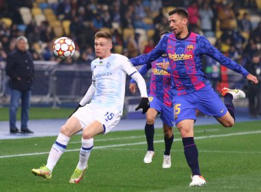 KYIV, UKRAINE - NOVEMBER 2, 2021: Dinamo Kyiv 'li Viktor Tsygankov (L), Kyiv' deki NSC Olimpiyskyi stadyumunda oynanan UEFA Şampiyonlar Ligi maçı sırasında Barselonalı Clement Lenglet ile top için mücadele ediyor.