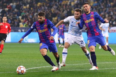 KYIV, UKRAINE - NOVEMBER 2, 2021: Dinamo Kyiv 'den Oleksandr Karavaev (C), Jordi Alba (L) ve Clement Lenglet (her ikisi de Barselona) UEFA Şampiyonlar Ligi' nin Dinamo Kyiv Barcelona maçı sırasında iş başında