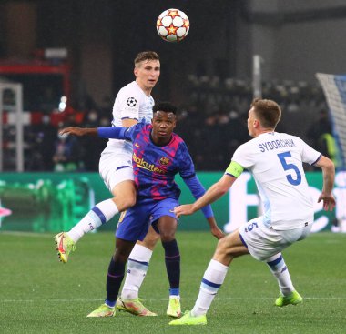 KYIV, UKRAINE - NOVEMBER 2, 2021: Barcelona (C) 'li Ansu Fati, Dinamo Kyiv' li Tomasz Kedziora ile Kyiv 'deki UEFA Şampiyonlar Ligi maçı sırasında top için mücadele eder. Barcelona 1-0 kazandı.