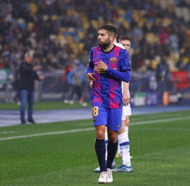 KYIV, UKRAINE - NOVEMBER 2, 2021: Barcelona 'dan Jordi Alba, Kyiv' deki NSC Olimpiyskyi stadyumunda Dinamo Kyiv ile oynanan UEFA Şampiyonlar Ligi maçında koşuyor. Barcelona 1-0 kazandı.