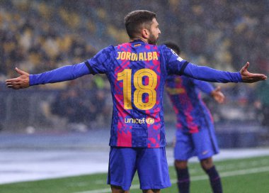 KYIV, UKRAINE - NOVEMBER 2, 2021: Kyiv 'deki NSC Olimpiyskyi stadyumunda oynanan UEFA Şampiyonlar Ligi maçında Barcelona' lı Jordi Alba ile maç yaptı. Barcelona 1-0 kazandı.