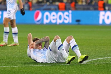 KYIV, UKRAINE - NOVEMBER 2, 2021: Dinamo Kyiv 'den Denys Garmash, Kyiv' deki NSC Olimpiyskyi Stadyumu 'nda oynanan UEFA Şampiyonlar Ligi maçında çimlerin üzerinde yatmaktadır. Dinamo 0-1 kaybetti.