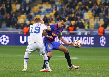 KYIV, UKRAINE - NOVEMBER 2, 2021: Denys Garmash of Dynamo Kyiv (L), Kyiv 'deki NSC Olimpiyskyi stadyumunda oynanan UEFA Şampiyonlar Ligi maçında Barcelona' lı Sergio Busquets ile top için mücadele ediyor.