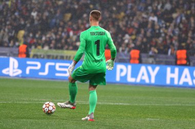 KYIV, UKRAINE - NOVEMBER 2, 2021: Barcelona kalecisi Marc-Andre ter Stegen UEFA Şampiyonlar Ligi maçında Kyiv 'deki NSC Olimpiyskyi stadyumunda Dinamo Kyiv' e karşı top atıyor