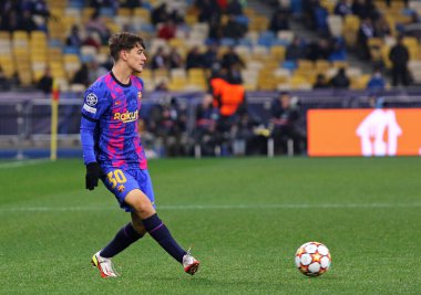 KYIV, UKRAINE - NOVEMBER 2, 2021: Barcelona 'lı Gavi, Kyiv' deki NSC Olimpiyskyi stadyumunda oynanan UEFA Şampiyonlar Ligi maçında topa vuruyor. Barcelona 1-0 kazandı.