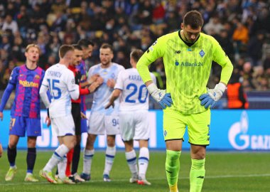 KYIV, UKRAINE - NOVEMBER 2, 2021: Dinamo Kyiv 'in kalecisi Georgiy Bushchan, UEFA Şampiyonlar Ligi maçında Barcelona' ya karşı NSC Olimpiyskyi Stadyumu 'nda oynadığı maçta hakem penaltı attıktan sonra tepki gösterdi