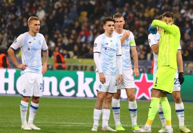 KYIV, UKRAINE - NOVEMBER 2, 2021: Kaleci Georgiy Bushchan ve Dinamo Kyiv oyuncuları, Barcelona 'ya karşı oynanan UEFA Şampiyonlar Ligi maçında hakem penaltı attıktan sonra tepki verdiler