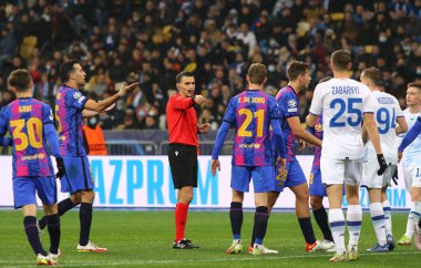 KYIV, UKRAINE - NOVEMBER 2, 2021: Hakem Ovidiu Hategan (ROU), Kyiv Olimpiyskyi 'deki NSC Olimpiyskyi stadyumunda oynanan UEFA Şampiyonlar Ligi maçında cezayı belirledi.