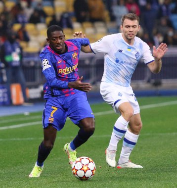 KYIV, UKRAINE - NOVEMBER 2, 2021: Ousmane Dembele of Barcelona (L) Dinamo Kyiv takımından Oleksandr Karavaev ile Kyiv 'deki UEFA Şampiyonlar Ligi Stadyumu' nda oynanan UEFA Şampiyonlar Ligi maçında top için mücadele ediyor.