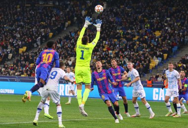 KYIV, UKRAINE - NOVEMBER 2, 2021: Dinamo Kyiv 'in kalecisi Georgiy Bushchan, Kyiv' deki NSC Olimpiyskyi Stadyumu 'nda oynanan UEFA Şampiyonlar Ligi maçında Barcelona karşısında görev yapıyor. Dinamo 0-1 kaybetti.