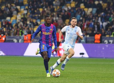 KYIV, UKRAINE - NOVEMBER 2, 2021: Kyiv 'deki NSC Olimpiyskyi stadyumunda oynanan UEFA Şampiyonlar Ligi maçında Barselona' dan Ousmane Dembele saldırıları. Barcelona 1-0 kazandı.