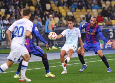 KYIV, UKRAINE - NOVEMBER 2, 2021: Dinamo Kyiv (in White) ve Barcelona (Blue and garnet) oyuncuları NSC Olimpiyskyi stadyumundaki UEFA Şampiyonlar Ligi maçında bir top için mücadele ederler. Barcelona 1-0 kazandı.