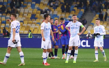 KYIV, UKRAINE - NOVEMBER 2, 2021: Dinamo Kyiv oyuncuları Kyiv 'deki NSC Olimpiyskyi stadyumunda Barcelona' ya karşı oynanan UEFA Şampiyonlar Ligi maçını kaybettikten sonra tepki verdiler. Barcelona 1-0 kazandı.