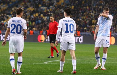 KYIV, UKRAINE - NOVEMBER 2, 2021: Dinamo Kyiv oyuncuları Kyiv 'deki NSC Olimpiyskyi stadyumunda oynanan UEFA Şampiyonlar Ligi maçında Barcelona' ya karşı attıkları gol sonrasında tepki verdiler. Dinamo 0-1 kaybetti.