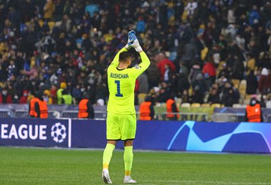 KYIV, UKRAINE - NOVEMBER 2, 2021: Dinamo Kyiv 'in kalecisi Georgiy Bushchan, Kyiv' deki NSC Olimpiyskyi stadyumunda oynanan UEFA Şampiyonlar Ligi maçı sonrasında destekçilerine teşekkür ediyor