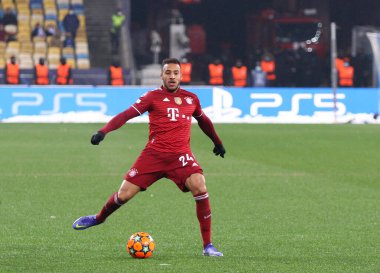 KYIV, UKRAINE - NOVEMBER 23, 2021: Bayern Münih 'ten Corentin Tolisso, Kyiv' deki NSC Olimpiyskyi stadyumunda Dinamo Kyiv 'e karşı oynanan UEFA Şampiyonlar Ligi maçında görev yapıyor. Bayern Munchen 2-1 kazandı.
