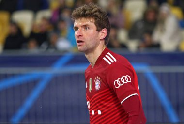 KYIV, UKRAINE - NOVEMBER 23, 2021: UEFA Şampiyonlar Ligi maçında Kyiv 'deki NSC Olimpiyskyi stadyumunda Dinamo Kyiv' e karşı oynayan Bayern Münih forveti Thomas Muller 'in portresi