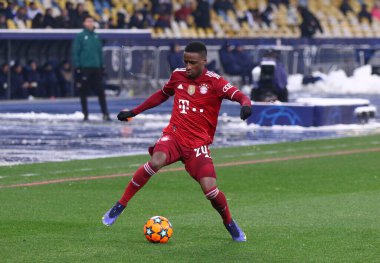 KYIV, UKRAINE - NOVEMBER 23, 2021: Kyiv 'deki NSC Olimpiyskyi Stadyumu' nda oynanan UEFA Şampiyonlar Ligi karşılaşmasında Bayern Münih 'in Bouna Sarr takımı Dinamo Kyiv ile maç yapıyor. Bayern Munchen 2-1 kazandı.
