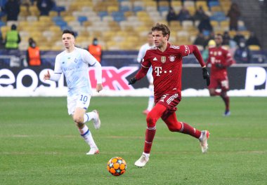 KYIV, UKRAINE - NOVEMBER 23, 2021: UEFA Şampiyonlar Ligi maçında Kyiv 'deki NSC Olimpiyskyi stadyumunda Dinamo Kyiv' e karşı oynanan saldırılar sırasında Bayern Münih 'ten Thomas Muller. Bayern Munchen 2-1 kazandı.