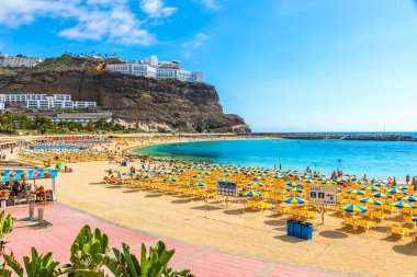 Porto Riko de Gran Canaria, İspanya - 12 Aralık 2018: Picturesque Amadores plajı (İspanyolca: Playa del Amadores) İspanya 'nın Gran Canaria adasındaki Porto Riko de Gran Canaria tatil beldesi yakınlarında