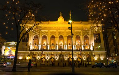 Berlin, Almanya - 17 Aralık 2018: Westens Tiyatrosu (Batı Tiyatrosu), Berlin 'in en ünlü müzikal ve operettas tiyatrolarından biri, Charlottenburg, Kantstrasse' de yer almaktadır.