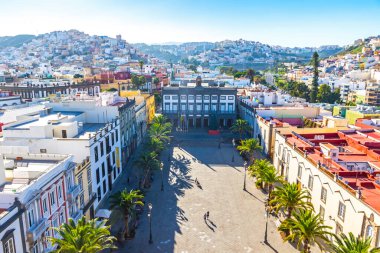 Las Palmas de Gran Canaria şehri Panorama, Kanarya Adaları, İspanya. Santa Ana Plaza ve eski kasaba. Santa Ana Katedrali 'nin çan kulesinden hava manzarası.
