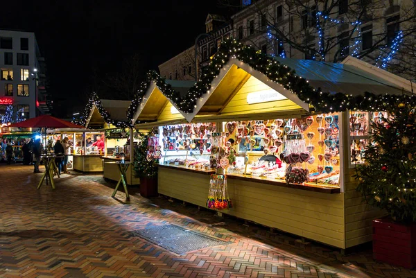 Hamburg Niemcy Grudnia 2019 Kioski Tradycyjnymi Niemieckimi Sercami Piernika Jarmarku — Zdjęcie stockowe