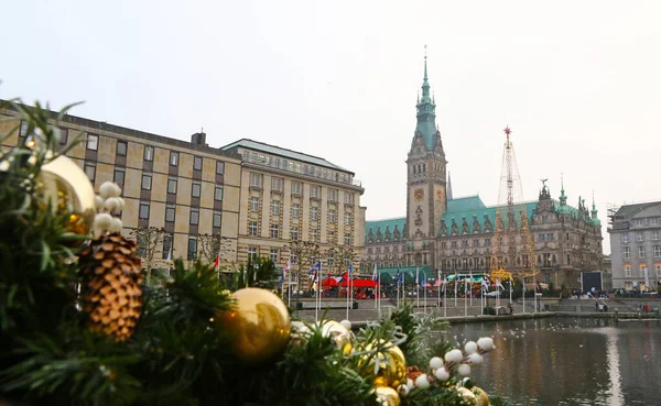 ドイツのハンブルク市庁舎 ハンブルク ラタウス 近くのタウンホール広場でのビネンアルスター湖とクリスマスマーケットの冬の景色 手前のクリスマス飾り — ストック写真