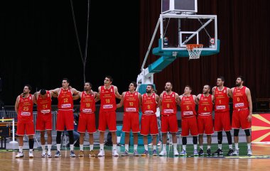KYIV, UKRAINE - NOVEMBER 29, 2021: Kuzey Makedonya Milli Takımı oyuncuları FIBA Dünya Kupası 2023 Avrupa Ön elemeleri karşılaşmasından önce Kyiv 'deki Spor Sarayı' nda Ukrayna 'ya karşı milli marşı dinliyorlar