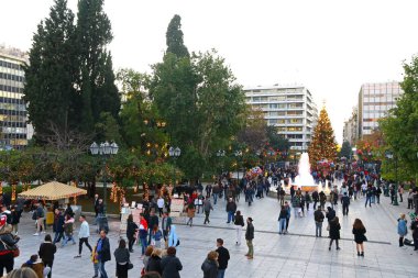 Atina, Yunanistan - 17 Aralık 2019: Atina şehir meydanı olan Sintagma Meydanı 'nda (Anayasa Meydanı) insanlar Noel tatilinin tadını çıkarıyor
