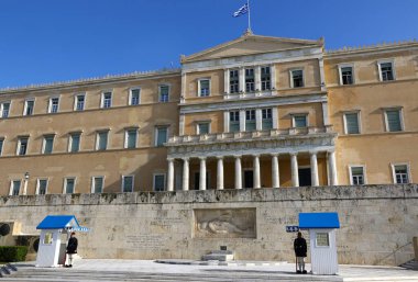 Atina, Yunanistan - 18 Aralık 2019: Cumhurbaşkanlığı Muhafız Birlikleri (Evzonoi veya Evzonoi), Syntagma Meydanı 'ndaki Yunan Parlamentosu Binası yakınlarındaki Meçhul Asker Mezarı önünde geçit töreni düzenledi. Turist eğlencesi
