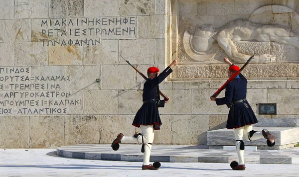 アテネ ギリシャ 12月18 2019 大統領警備兵 エヴゾンまたはEvzonoi シンタグマ広場にあるギリシャ議会議事堂近くの無名兵士の墓の前でパレードします 観光名所 — ストック写真