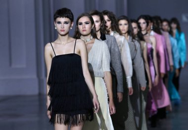 KYIV, UKRAINE - SEPTEMBER 4, 2021: Modeller Ukrayna 'nın başkenti Kyiv' deki Mystetskyi Arsenal 'de Ukrayna Moda Haftası Noktası 2021 sırasında tasarımcı YADVIGA NETYKSHA' nın bir eserini sunar.