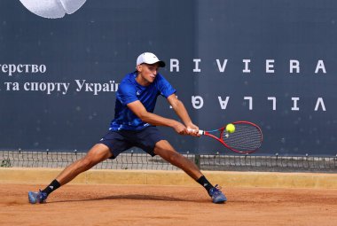 KYIV, UKRAINE - 7 Eylül 2021: Ukraynalı Georgii KRAVCHENKO ATP Challenger Kyiv Open maçı sırasında Kyiv 'deki Kyiv Tenis Parkı' nda Belçikalı Joris de LOORE 'a karşı eylem halinde