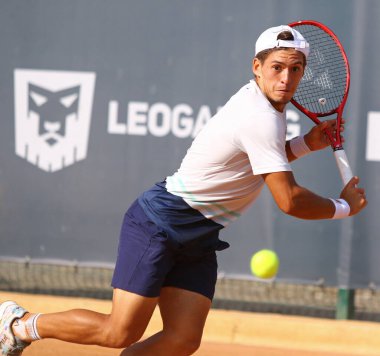 KYIV, UKRAINE - 7 Eylül 2021: Arjantinli Sebastian BAEZ ATP Challenger Kyiv Open maçında Ukraynalı Illya BELOBORODKO 'ya karşı Kyiv Tenis Parkı' nda oynuyordu